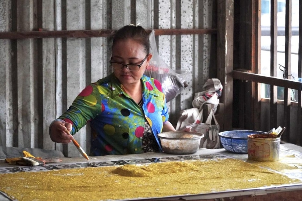 Làng nghề tranh kiếng tất bật ngày cận Tết, thợ làm quên ăn, quên ngủ - 2