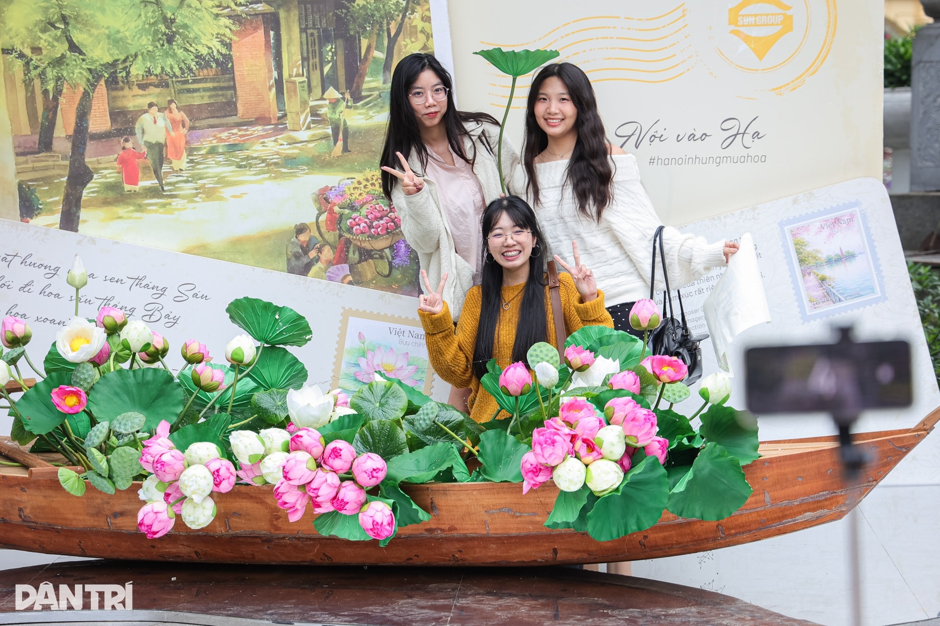 Du khách choáng ngợp không gian xuân Hà Nội - 4