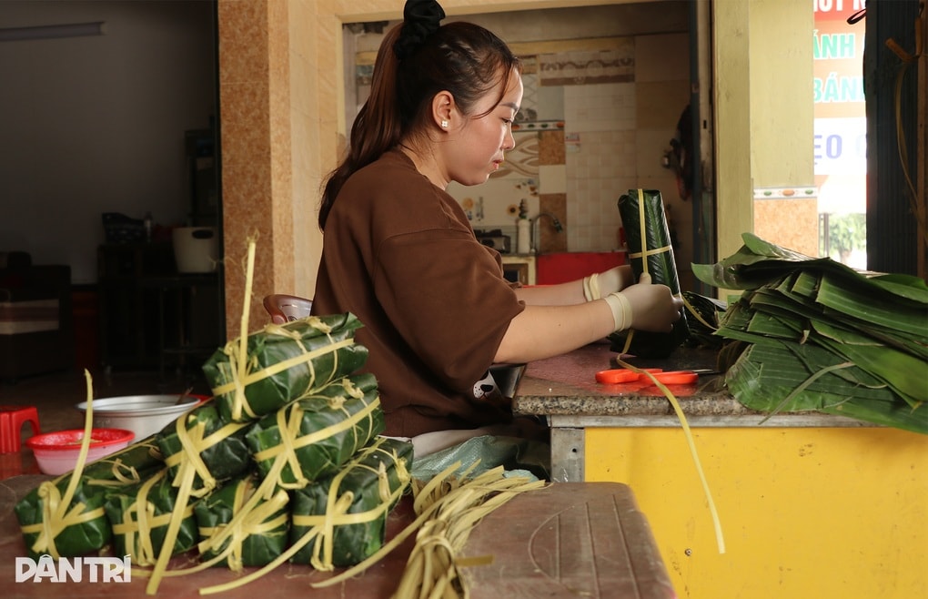 Gọi con từ TPHCM về gói bánh Tết, cả nhà thay nhau chợp mắt - 3