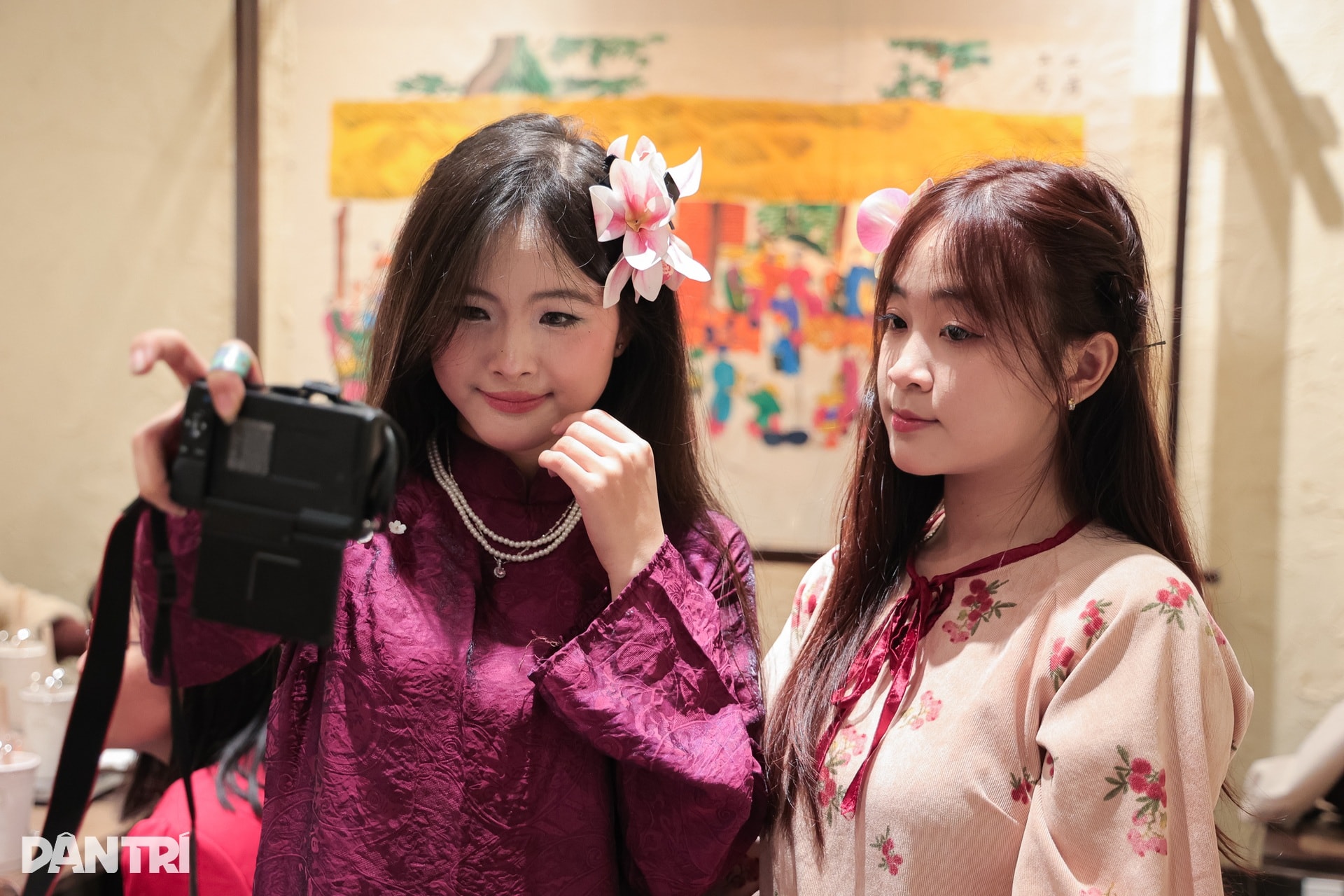 Mời nghệ nhân Hàng Trống vẽ tranh, quán cà phê ở Hà Nội hút khách chụp ảnh - 5 Mời nghệ nhân Hàng Trống vẽ tranh, quán cà phê ở Hà Nội hút khách chụp ảnh - 5