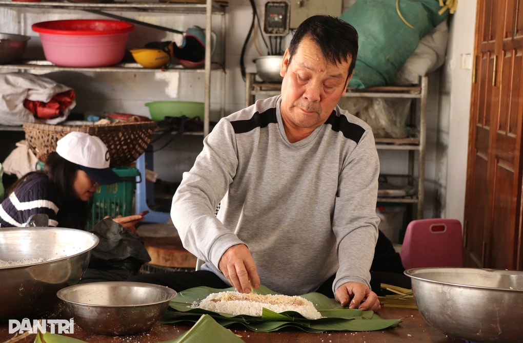 Gọi con từ TPHCM về gói bánh Tết, cả nhà thay nhau chợp mắt - 1