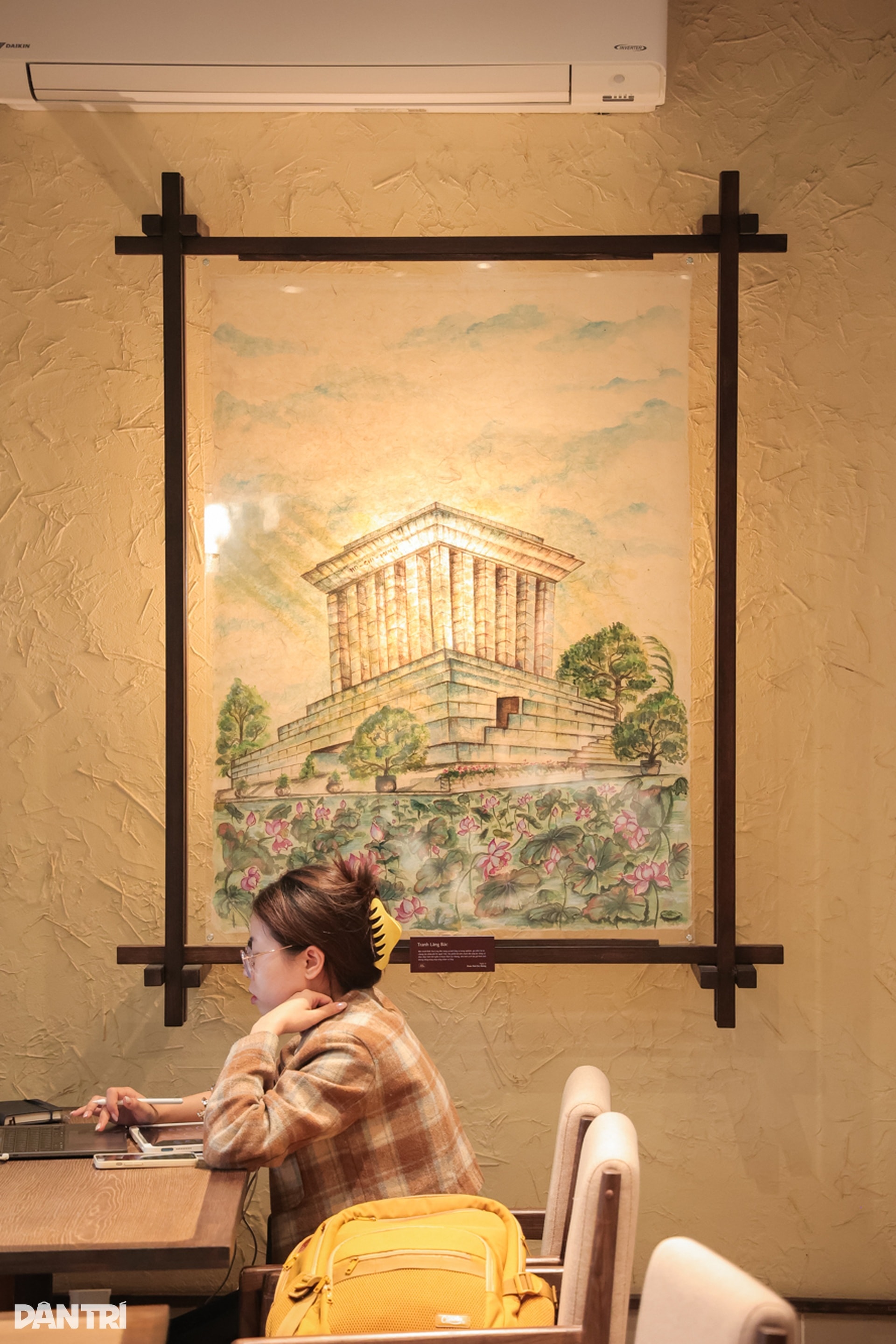 Mời nghệ nhân Hàng Trống vẽ tranh, quán cà phê ở Hà Nội hút khách chụp ảnh - 6 Mời nghệ nhân Hàng Trống vẽ tranh, quán cà phê ở Hà Nội hút khách chụp ảnh - 6