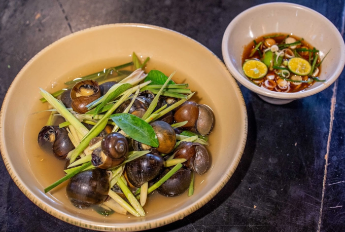 Ốc hấp lá chanh, một trong những đặc sản được yêu thích tại Hà Nội. Ảnh: Hoàng Giang