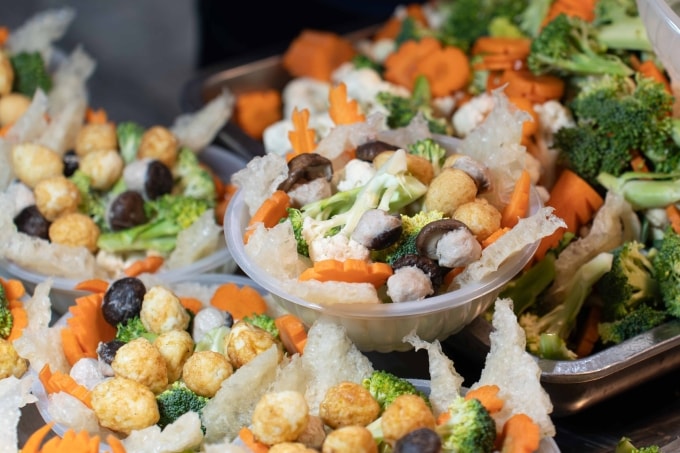 Người dân phố cổ mua sắm ở chợ Hàng Bè chuẩn bị tết ông Công ông Táo Ảnh: Hoàng Giang