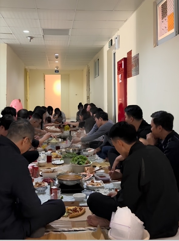 Một tầng chung cư ở Hà Nội tổ chức tiệc tất niên năm 2025. Ảnh cắt từ video Tiktok