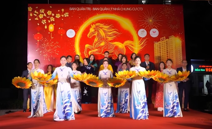 Văn nghệ biểu diễn tại chung cư CT3, hôm 7/2. Ảnh: Cắt từ video ban tổ chức