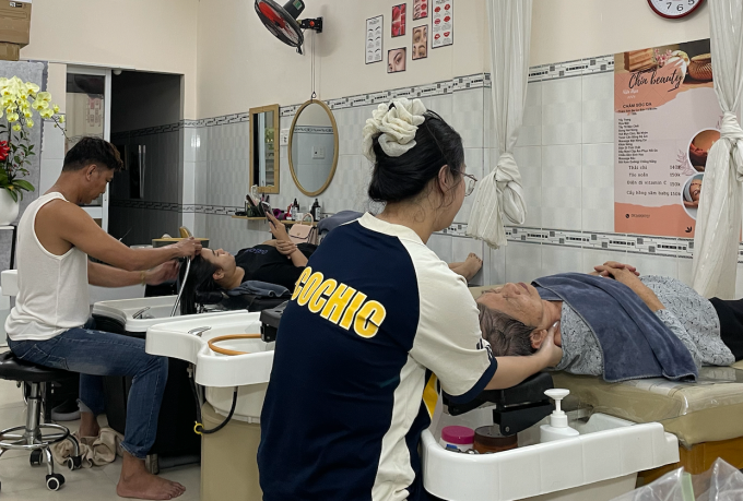 Một tiệm gội đầu ở phường Phú Định, TP HCM, vẫn nhận khách vào 22h tối 13/2. Ảnh: Ngọc Ngân