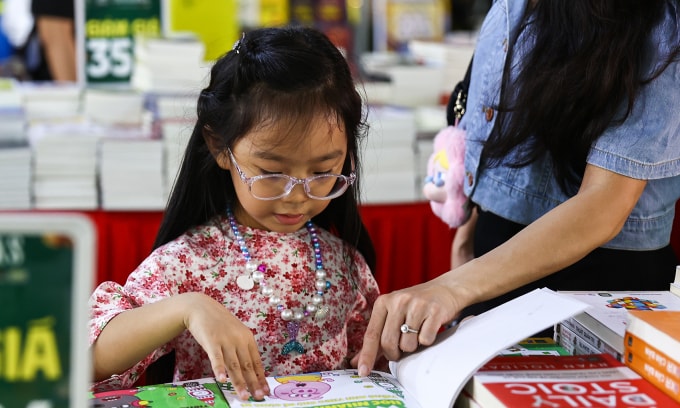 Độc giả nhỏ tuổi tại Đường sách Nguyễn Văn Bình dịp Tết. Ảnh: Quỳnh Trần