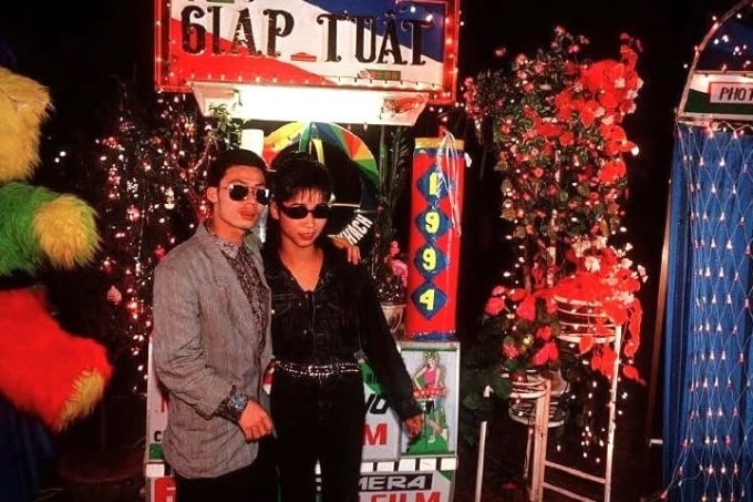 Bruno Barbey (1941-2020) từng đến Việt Nam lần đầu năm 1972. Khi ấy, ông tác nghiệp trên chiến trường miền Nam. Năm 1994, ông trở lại thăm thú Hà Nội, Quảng Ninh, Cao Bằng. Các bức ảnh ở Hà Nội được ông chụp đúng dịp Tết Giáp Tuất.