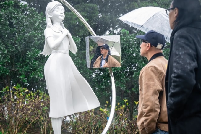 DJ Koo bên điêu khắc Từ Hy Viên. Ảnh: Vouge Taiwan