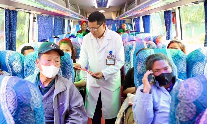 Bác sĩ lì xì các bệnh nhân trước khi xe lăn bánh chở về quê ăn Tết. Ảnh: Mạnh Trần