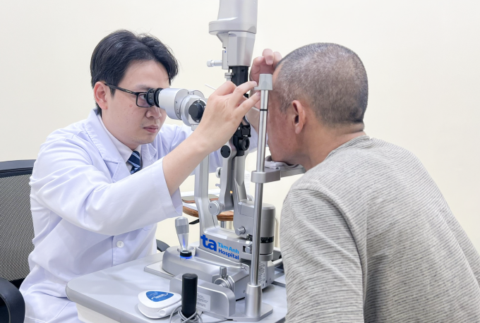 Bác sĩ Huy xử trí dị vật trong mắt trái người đàn ông. Ảnh: Bệnh viện Đa khoa Tâm Anh