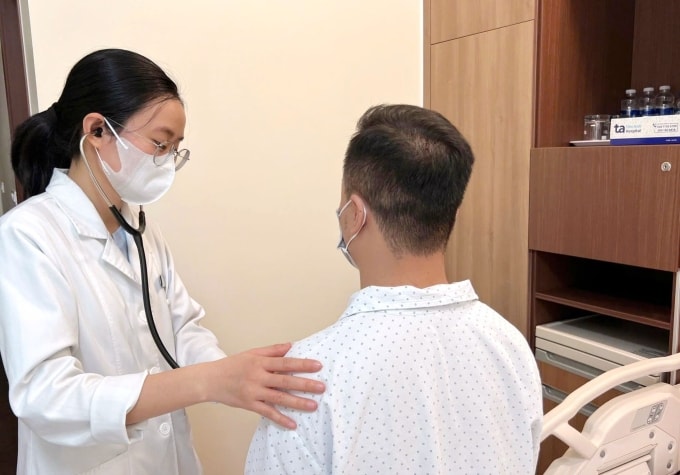 Bác sĩ Hậu kiểm tra sức khỏe cho người bệnh trước khi ra viện. Ảnh: Bệnh viện Đa khoa Tâm Anh