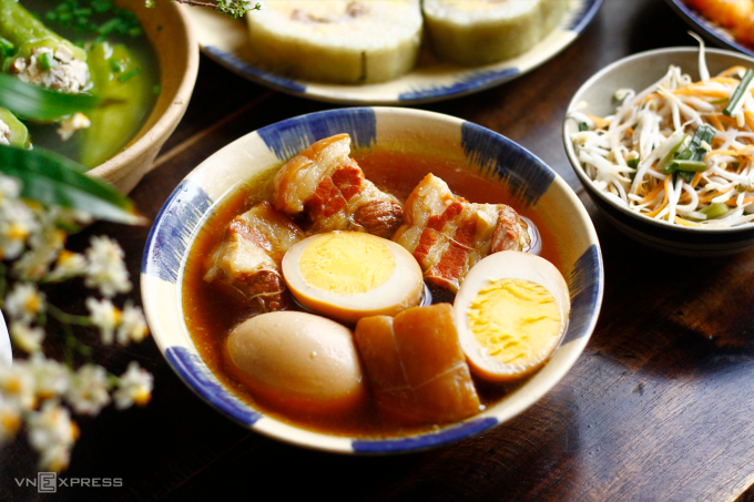 Thịt kho tàu với miếng thịt vuông và hột vịt tròn, món ăn mang ý nghĩa mọi sự bình an, vạn sự vuông tròn. Ảnh: Bùi Thủy