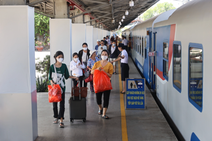 Đoàn tàu SE 21/211 chạy tuyến Sài Gòn - Đà Nẵng. Ảnh: Quỳnh Trần