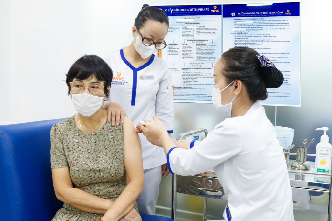 Người lớn tiêm vaccine phòng bệnh tại Hệ thống Tiêm chủng VNVC. Ảnh: Khánh Hòa