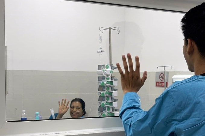 Các bác sĩ kiểm tra sức khỏe bệnh nhân sau phẫu thuật. Ảnh: Phương Trần