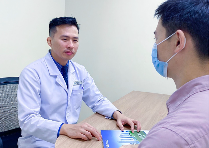 Bác sĩ Phúc tư vấn cho người bệnh. Ảnh minh họa: Bệnh viện Đa khoa Tâm Anh