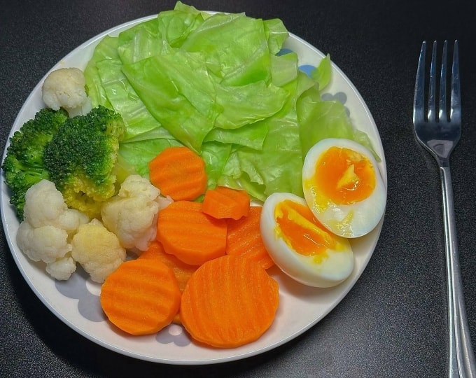 Tăng cường bổ sung các loại rau xanh và trái cây cũng giúp đa dạng khẩu phần ăn hơn cho trẻ. Ảnh: Trang Lê