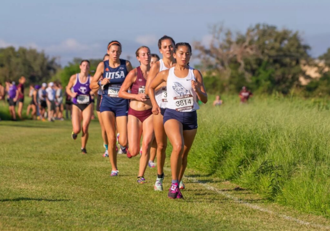 Mia Sanchez đang dẫn đầu đoàn đua tại một cuộc thi chạy việt dã NCAA DII. Ảnh: Đại học St. Edward’s