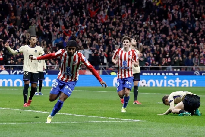 Lookman mừng bàn trong trận Atletico 4-0 Barca ở bán kết lượt đi Cup Nhà vua tối 12/2. Ảnh: AFP