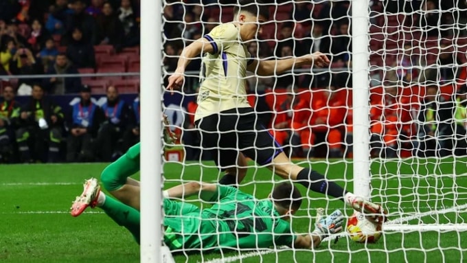 Thủ môn Barca mắc sai lầm dẫn đến bàn thua đầu trong trận thảm bại 0-4 trên sân của Atletico ở bán kết lượt đi Cup Nhà vua tối 12/2. Ảnh: Reuters