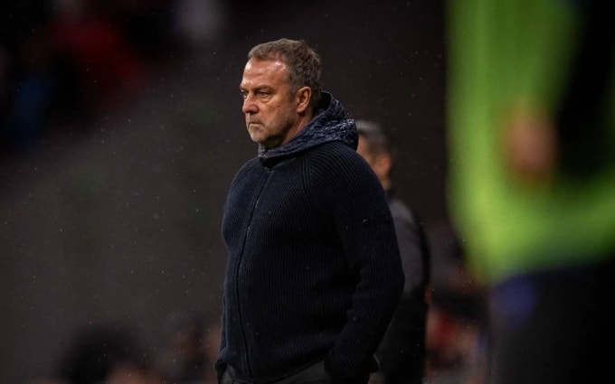 HLV Hansi Flick chỉ đạo trong trận Atletico 4-0 Barca ở bán kết lượt đi Cup Nhà vua tối 12/2. Ảnh: FCB