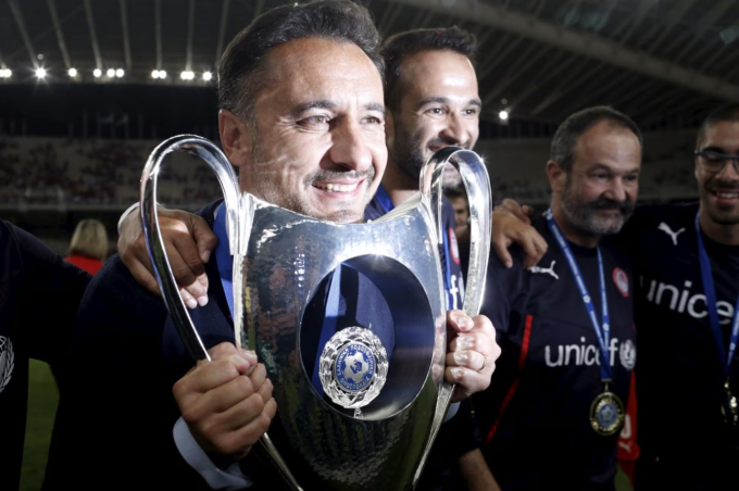 HLV Vitor Pereira giúp Olympiakos vô địch Cup Hy Lạp ngày 23/5/2015. Ảnh: Reuters