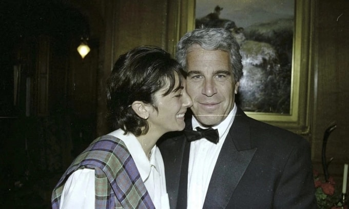 Tòa án ở New York hồi năm 2021 công bố một bức ảnh không rõ ngày tháng cho thấy Jeffrey Epstein bên cạnh đồng phạm Ghislaine Maxwell. Ảnh: AFP