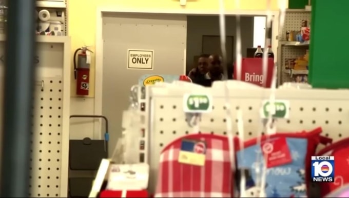 Khu vực chỉ dành cho nhân viên trong siêu thị Dollar Tree. Ảnh: WPLG Local 10