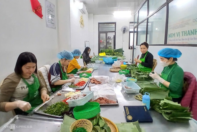 Cửa hàng nem chua Vị Thanh, phường Hạc Thành hối hả làm nem ngày áp tết. Ảnh: Lường Toán