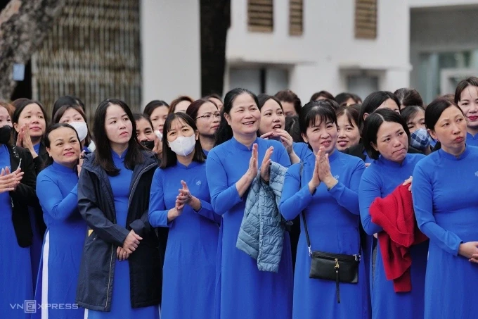 Công nhân May 10 (Hà Nội) nhận lì xì ngày đầu trở lại nhà máy sau kỳ nghỉ Tết Giáp Thìn, tháng 2/2024. Ảnh: Ngọc Thành