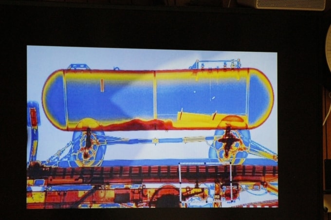 Ảnh chụp X-quang cho thấy hình dáng thi thể Dee Warner bên trong bể chứa phân bón, được trình bày trong phiên tòa. Ảnh: Mlive