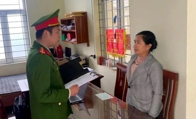 Cơ quan điều tra công bố lệnh khởi tố bị can Bùi Thị Hoài. Ảnh công an cung cấp