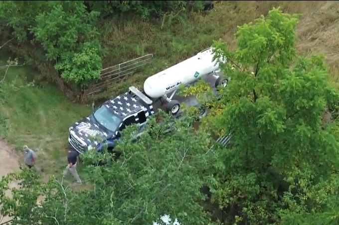 Cảnh sát thu giữ bể chứa phân bón màu trắng chứa thi thể Dee Warner. Ảnh: