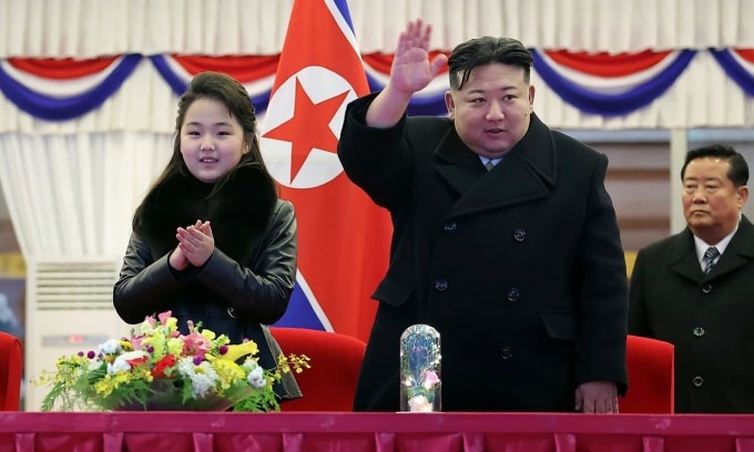Ông Kim Jong-un cùng con gái Ju-ae dự buổi biểu diễn chào năm mới ở Bình Nhưỡng ngày 31/12/2023. Ảnh: KCNA