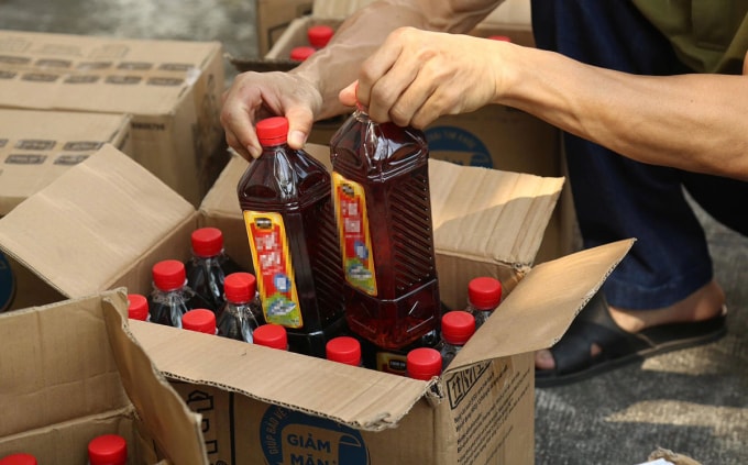 Sản phẩm nước mắm được làm từ nguyên liệu giá rẻ. Ảnh: Công an TP HCM