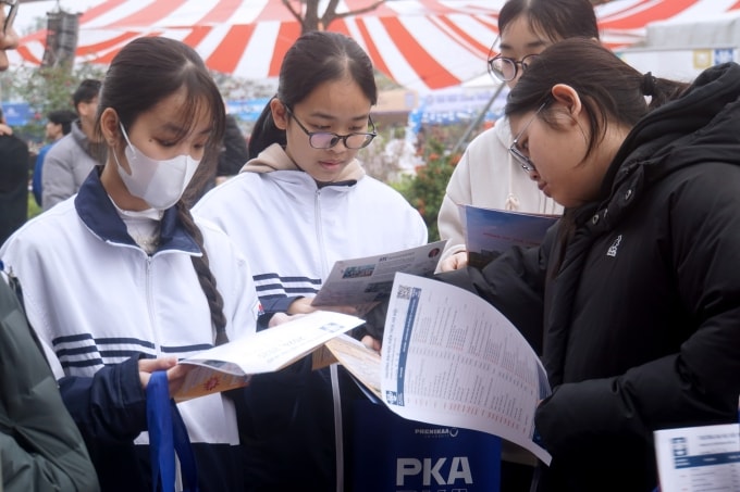 Thí sinh tìm hiểu thông tin tuyển sinh Đại học Kiến trúc Hà Nội hồi tháng 1/2025. Ảnh: Fanpage trường