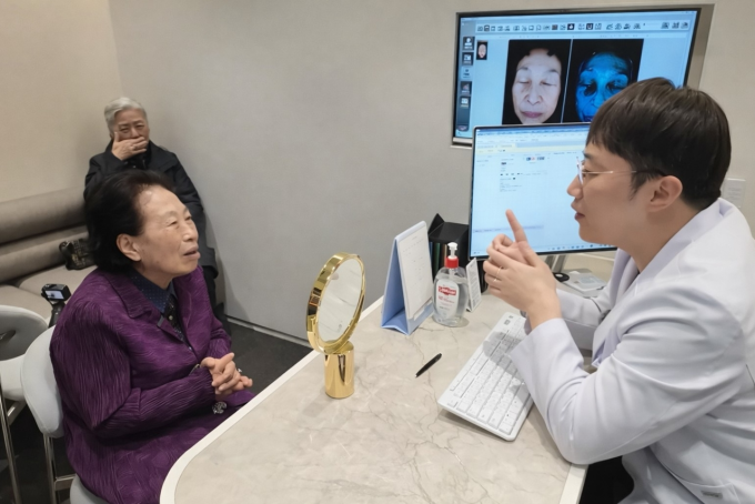 Actor Jeon Won-ju, 87, receives a skin care consultation at a plastic surgery clinic. (Jeons YouTube channel)
