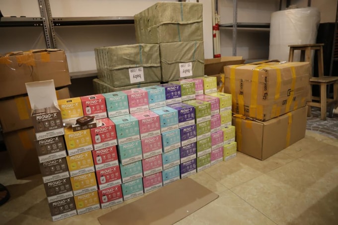 Hàng nghìn sản phẩm thuốc lá điện tử được thu từ nhà của Tuấn Anh và đồng phạm ở Hà Nội. Ảnh: Công an cung cấp