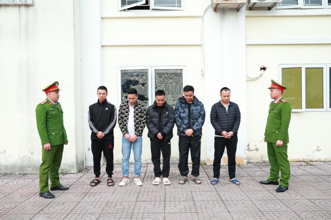 5 nghi can (thứ 2-6, từ trái sang), tại cơ quan điều tra. Ảnh: Công an cung cấp