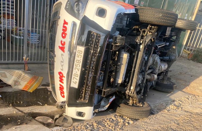 Một ôtô lật bên đường sau tai nạn. Ảnh: Minh Bằng