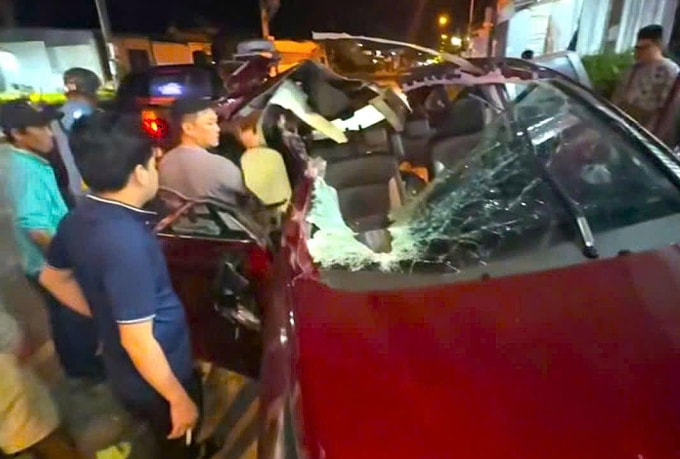 Phần mái ôtô rách toạc, biến dạng sau tai nạn. Ảnh: Chúc Ly