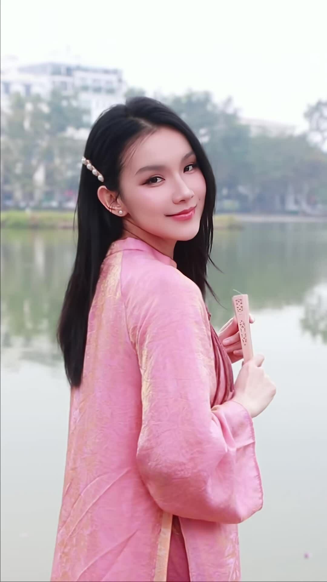 Thùy Lâm diện áo dài Tết 2026