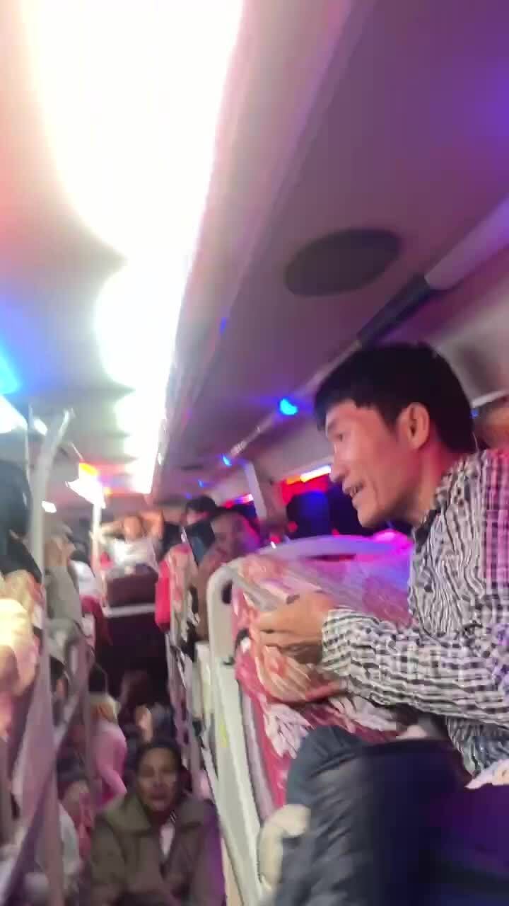 Cả nhà xe góp tiền tặng hành khách mất ví trên đường về quê