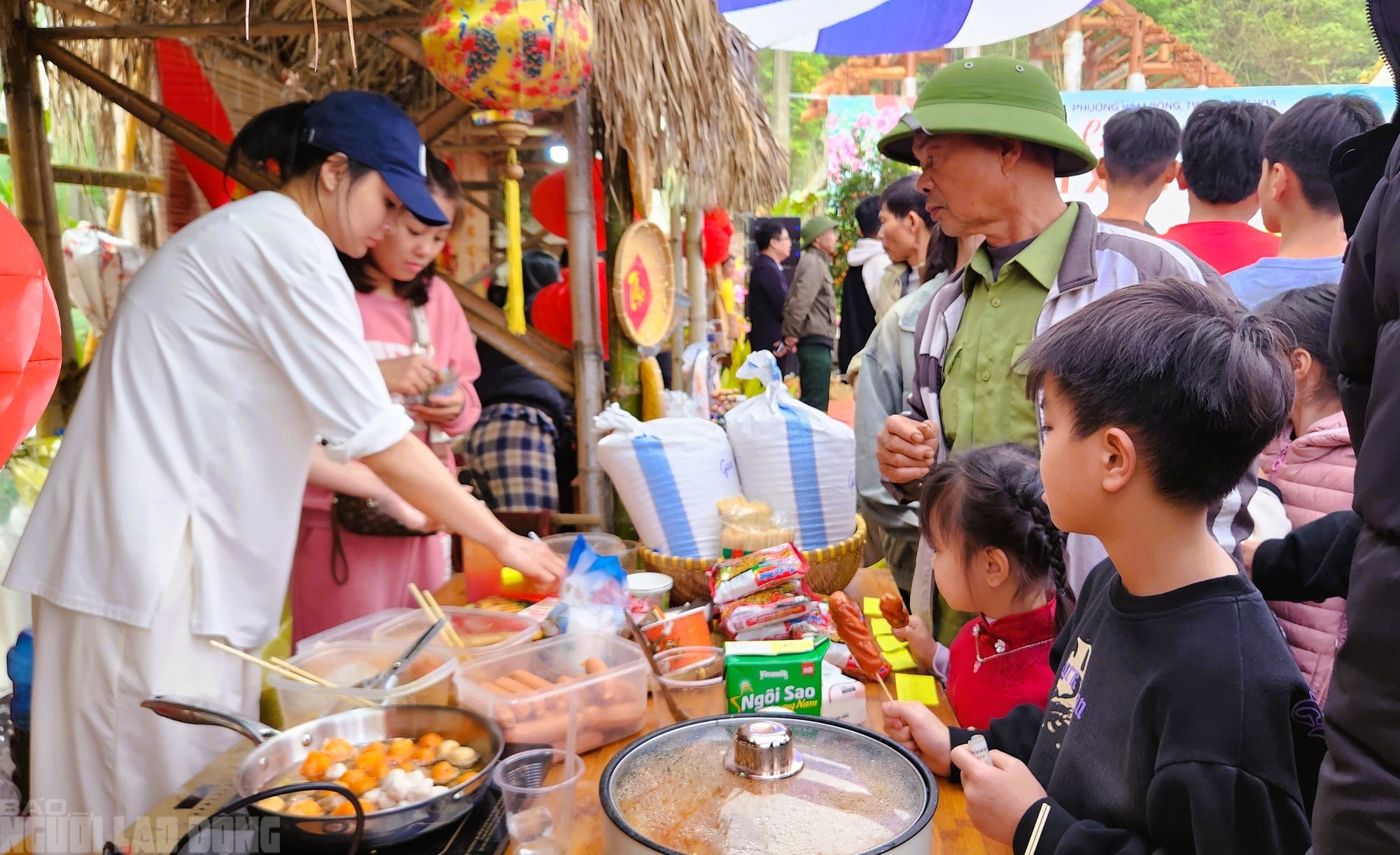 Rủ nhau đi chợ quê ngày Tết ở làng cổ ngàn năm tuổi - Ảnh 2.