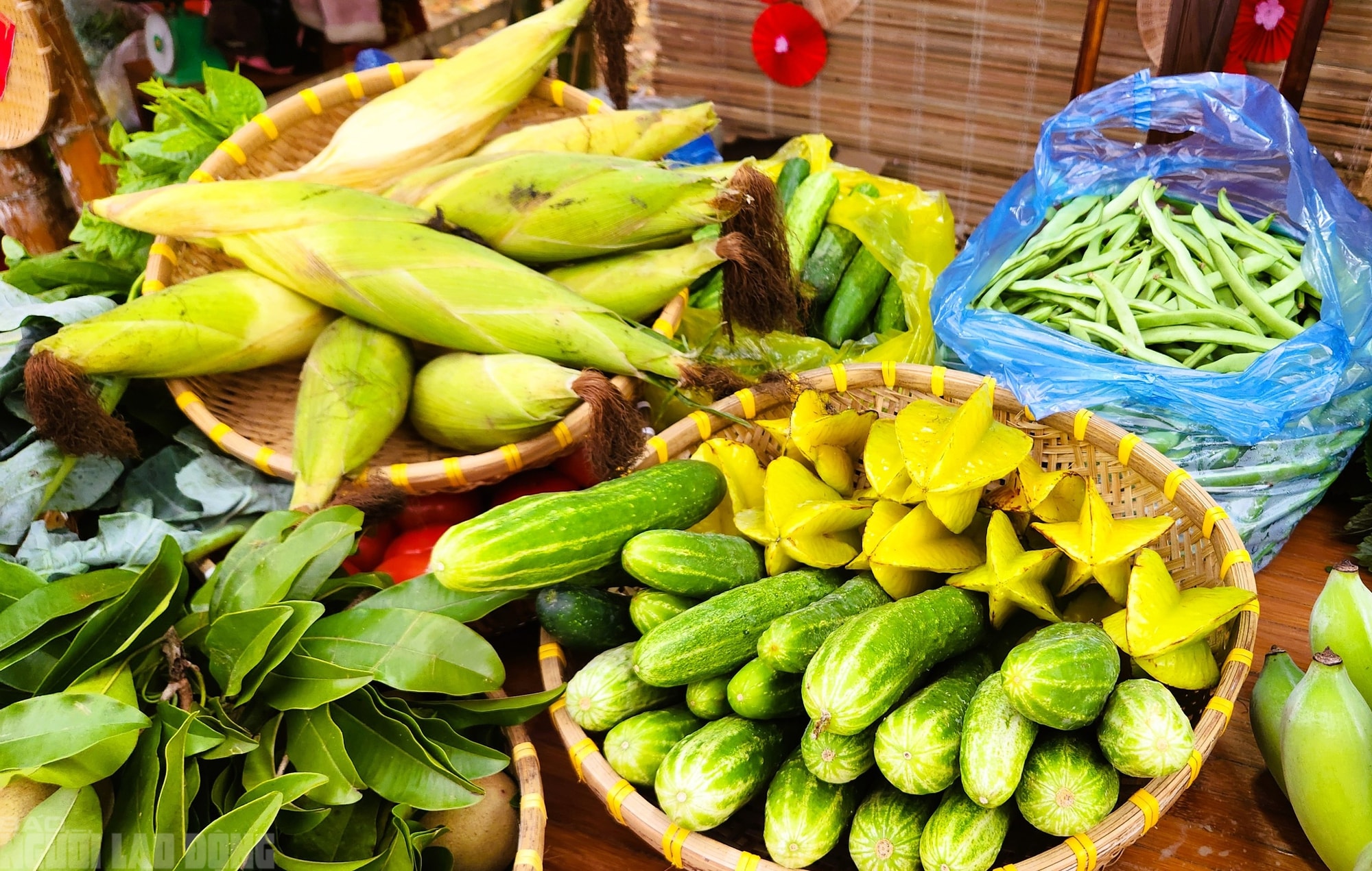 Rủ nhau đi chợ quê ngày Tết ở làng cổ ngàn năm tuổi - Ảnh 4.