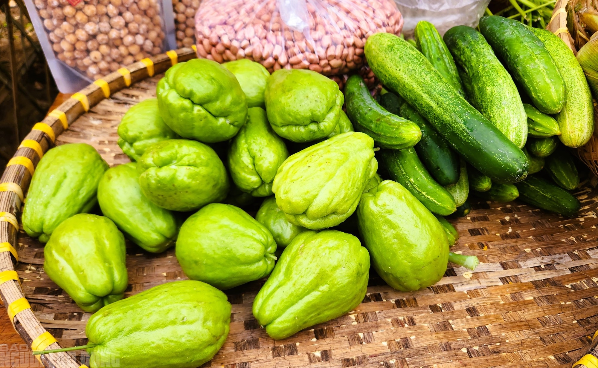 Rủ nhau đi chợ quê ngày Tết ở làng cổ ngàn năm tuổi - Ảnh 6.