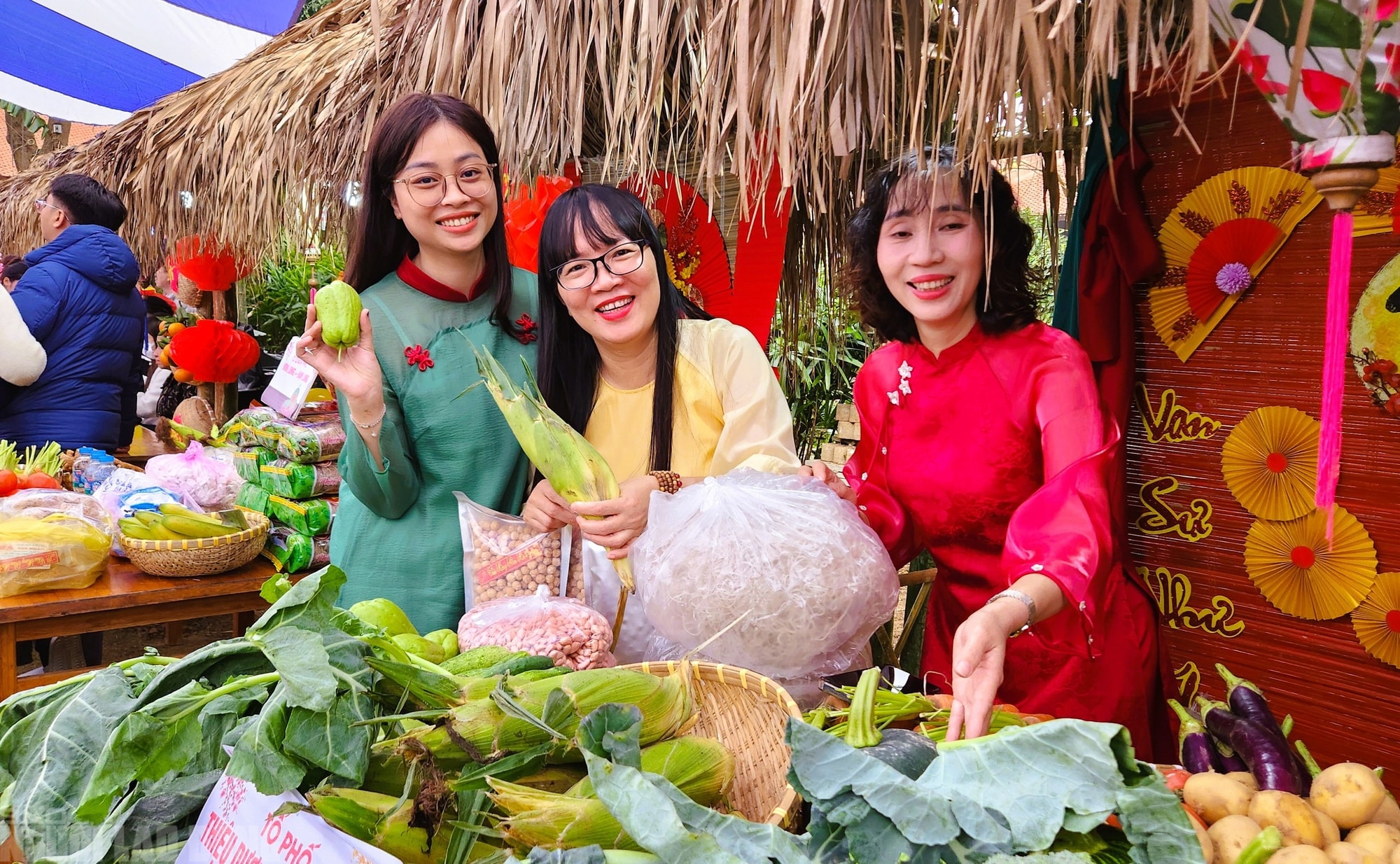 Rủ nhau đi chợ quê ngày Tết ở làng cổ ngàn năm tuổi - Ảnh 10.