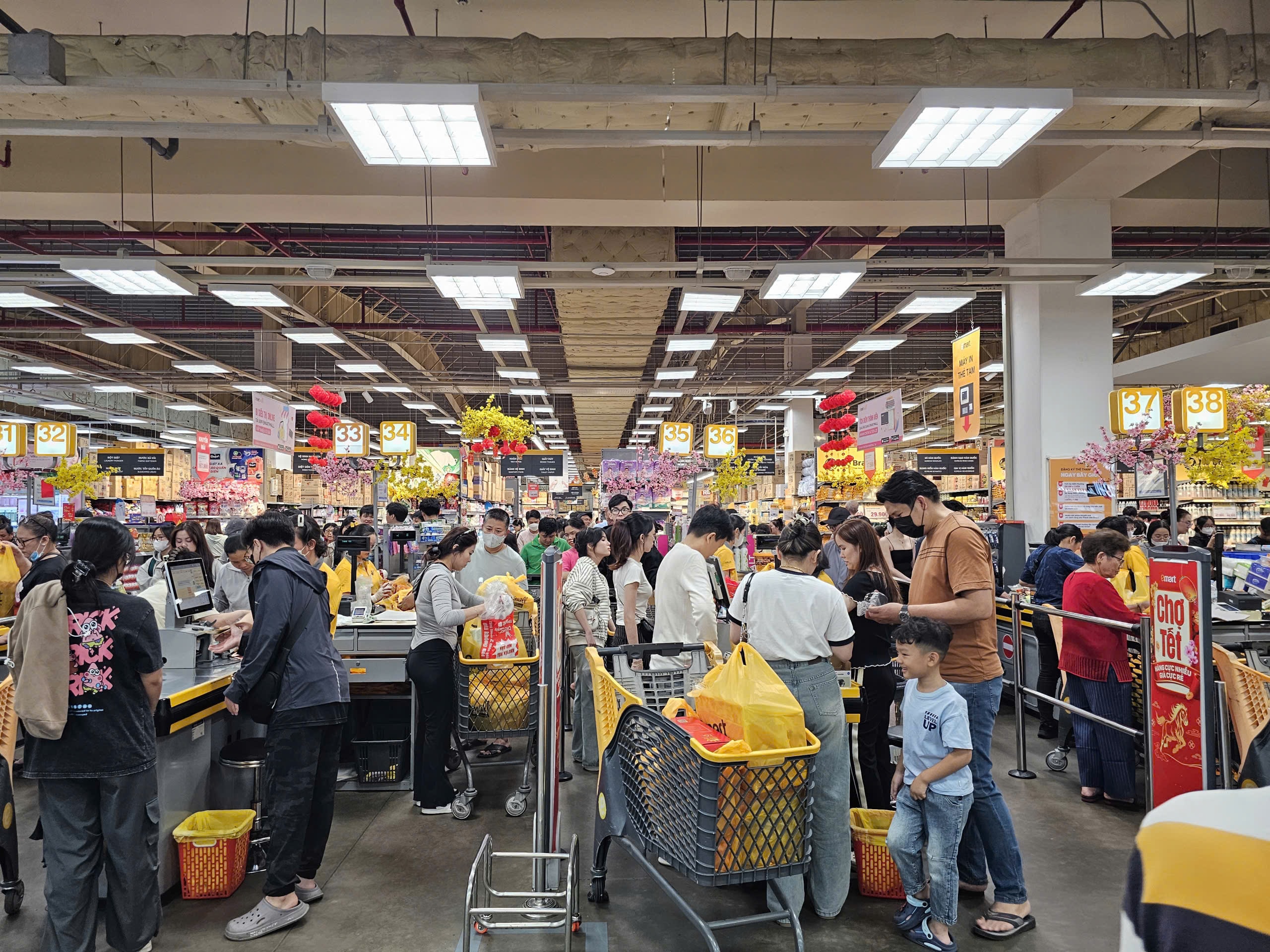 Khung cảnh trái ngược ở siêu thị và chợ truyền thống TPHCM ngày 26 Tết - Ảnh 6.